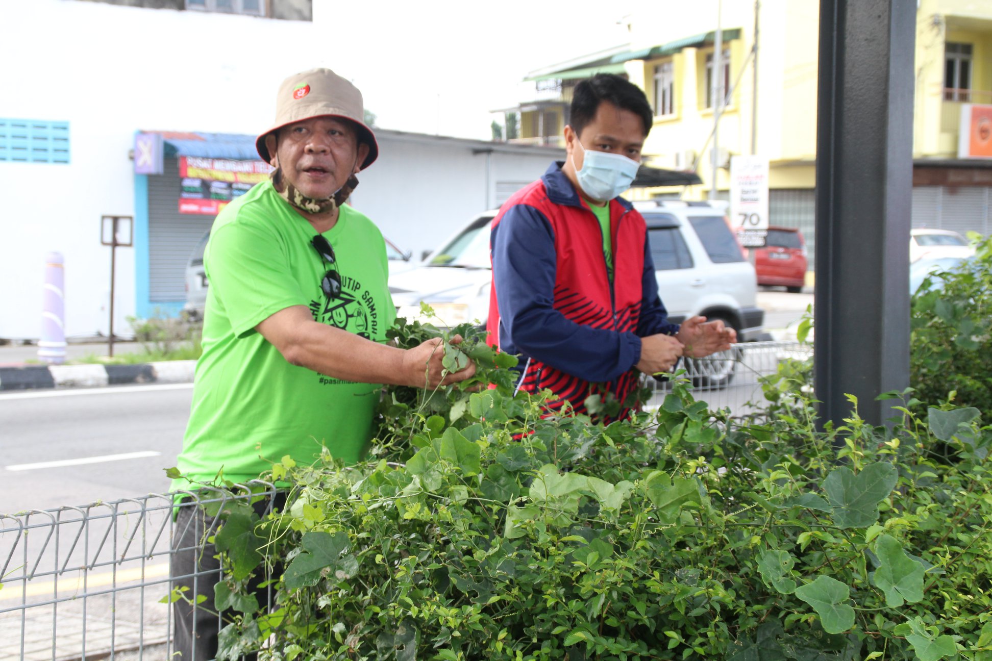 JALAN JALAN%20KUTIP%20SAMPAH%20