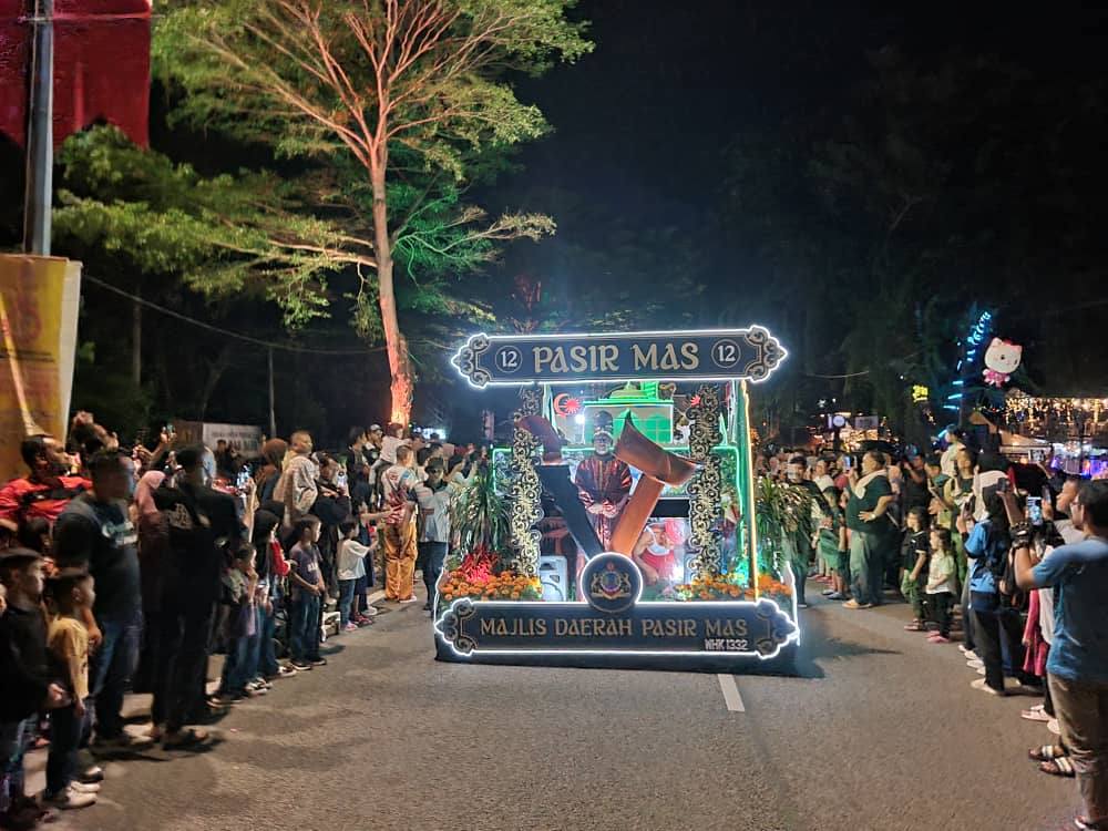KERETA BERHIAS JAJAHAN PASIR MAS
