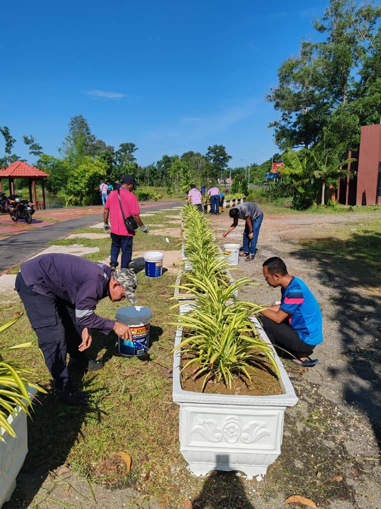 UNIT KEBERSIHAN MAJLIS DAERAH PASIR MAS TELAH MENJALANKAN AKTIVITI GOTONG-ROYONG DI TAMAN REKREASI TOK GURU