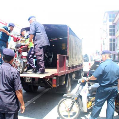 Operasi Angkut Motorsikal Plaza Serakai Mas