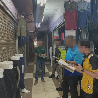 PEMUTIHAN GERAI YANG TIDAK AKTIF DI BAZAR SITI FATIMAH RANTAU PANJANG 